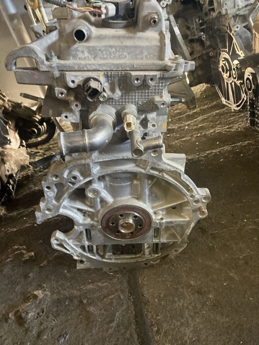 Toyota yaris 1.5 i hybrid 2015 година Двигател