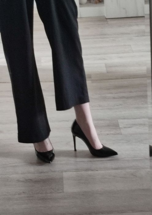 Чёрные лакированные туфли