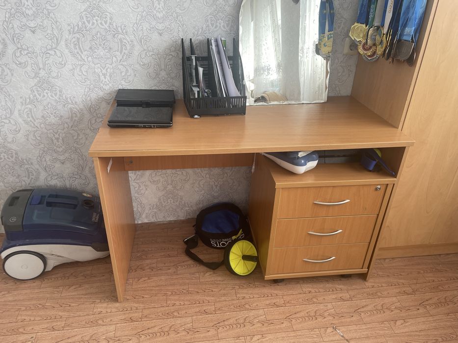 Стол и шкаф в офис или домой