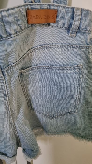 Детски дънкови панталонки с тиранти ZARA