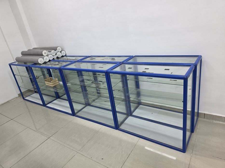 Ветрина стеклянная, отличное состояние