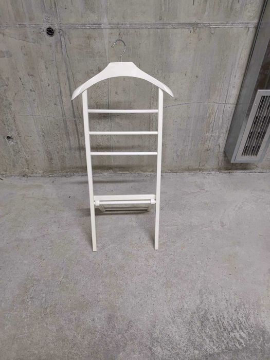 Ретро стойка за дрехи