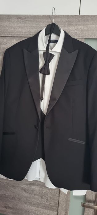 Vand costum barbati ,marimea 54 cumparat de la BKS