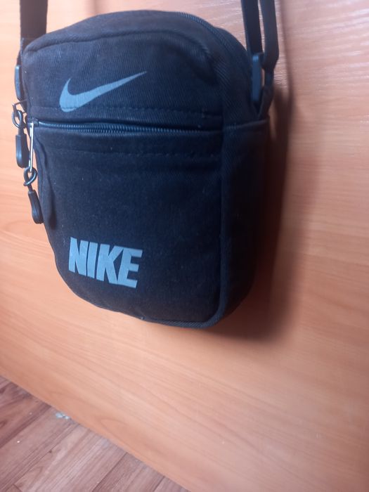 Барсетка новая Nike срочно продаётся.