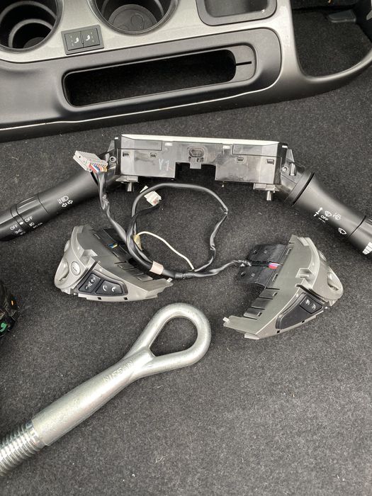 Централна конзола,волан,километраж Nissan Juke