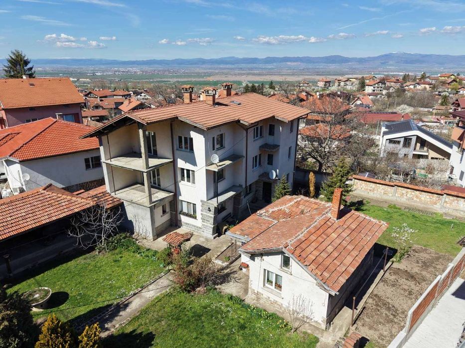 Къща за продажба в с. Лозен