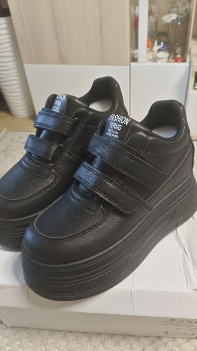 Кроссовки 37-38 новые!
