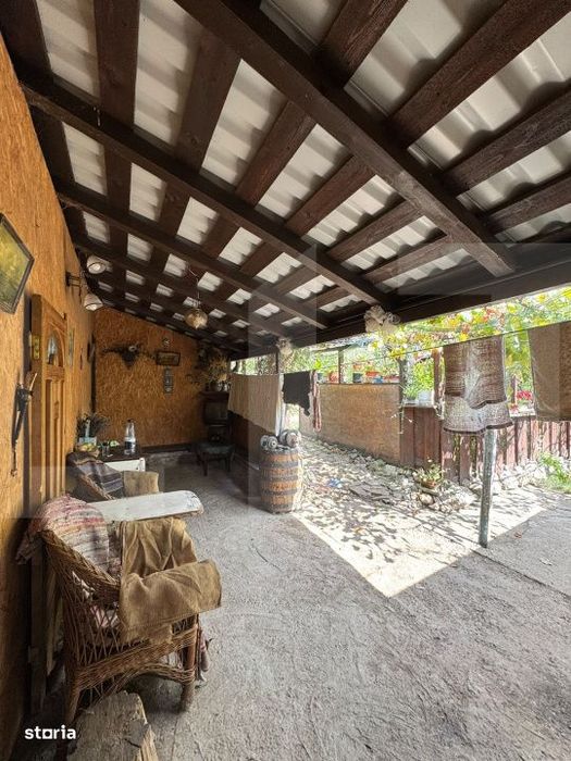 Casa batraneasca si teren 1200mp, Calinesti