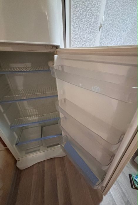 Продам холодильник indesit