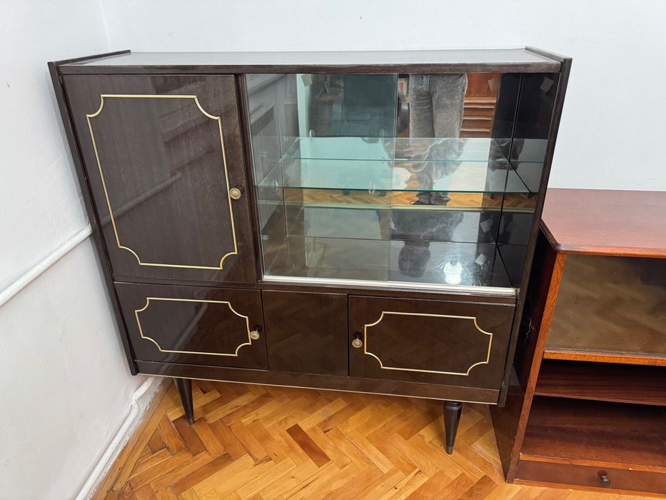 Dulăpior din lemn cu sticlă și oglindă