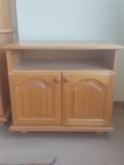 Трапезен шкаф от масив