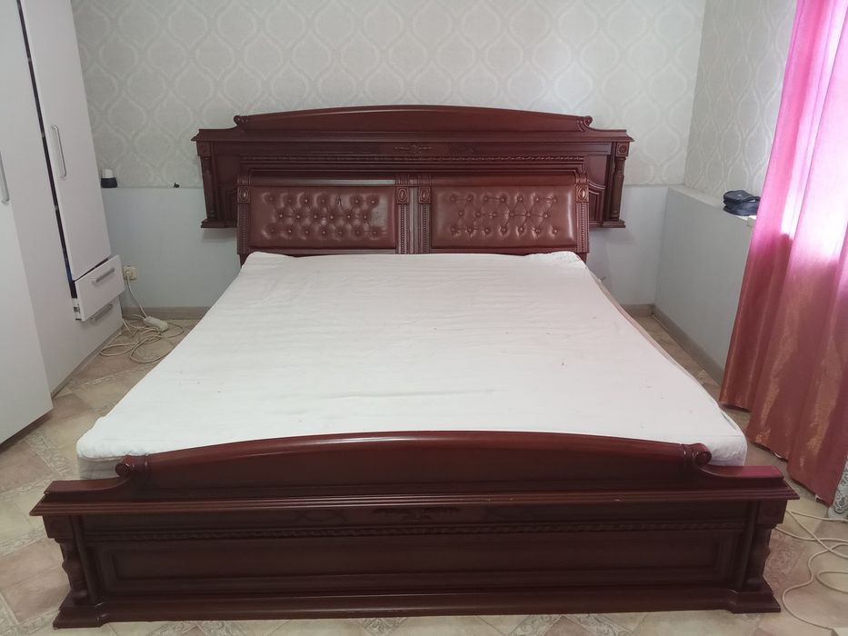 Продам двуспальную кровать с матрасом