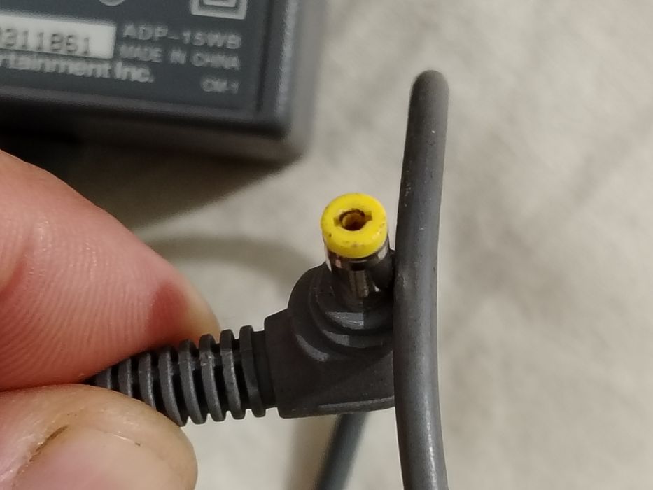 Alimentator Sony SCPH-114, conceput special pentru alimentarea consolei de jocuri PlayStation 1 (PSone)