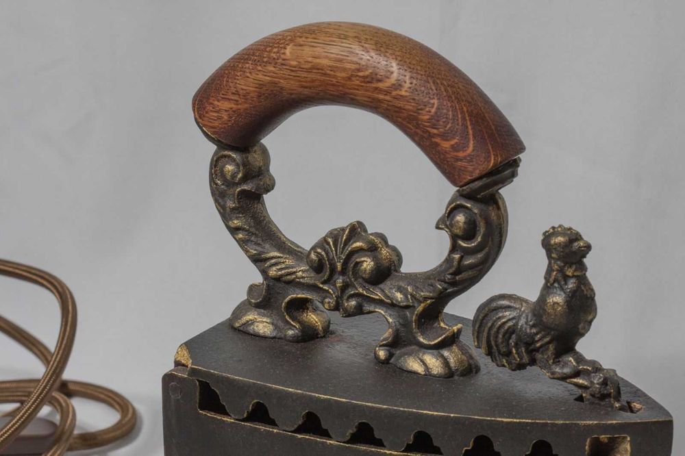 Старинна ютия - лампа