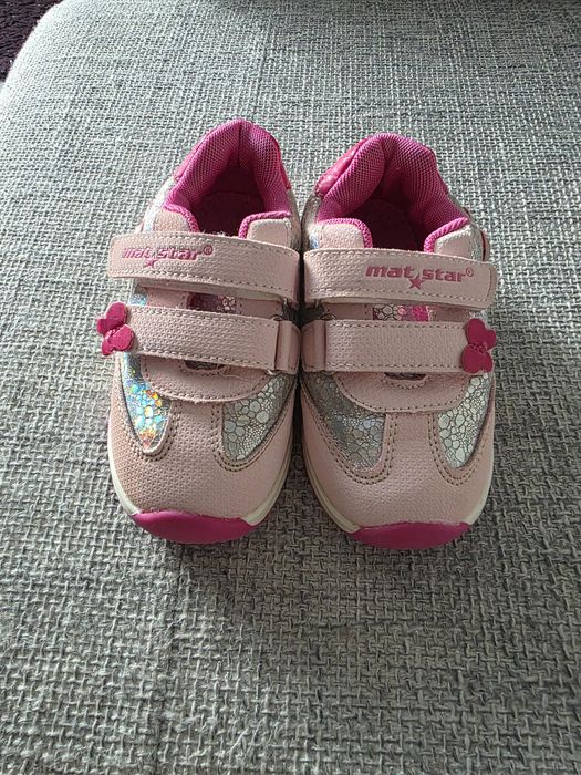 Продавам чисто нови детски маратонки