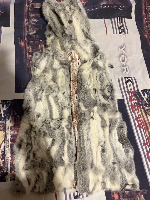 Елек от заек  с качулка, размер “s”. В добро състояние. Има и джобове