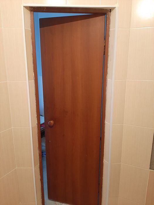 Продам дверь коричневую. 60 см