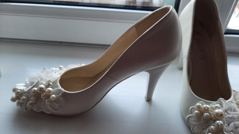 Продаю туфли очень красивый белый с жемчугом и есть другие