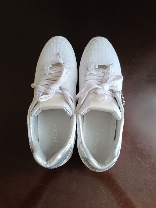 Кроссовки черные 37 и белые 38