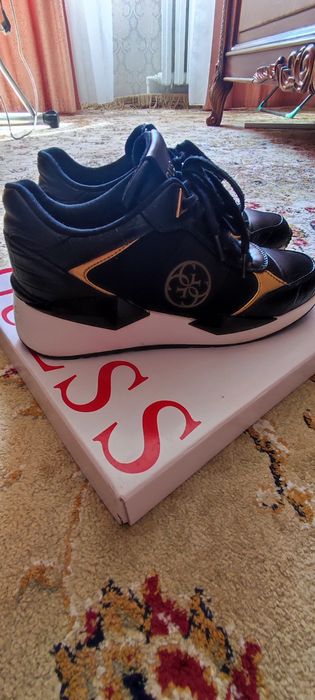 Женские кроссовки Guess