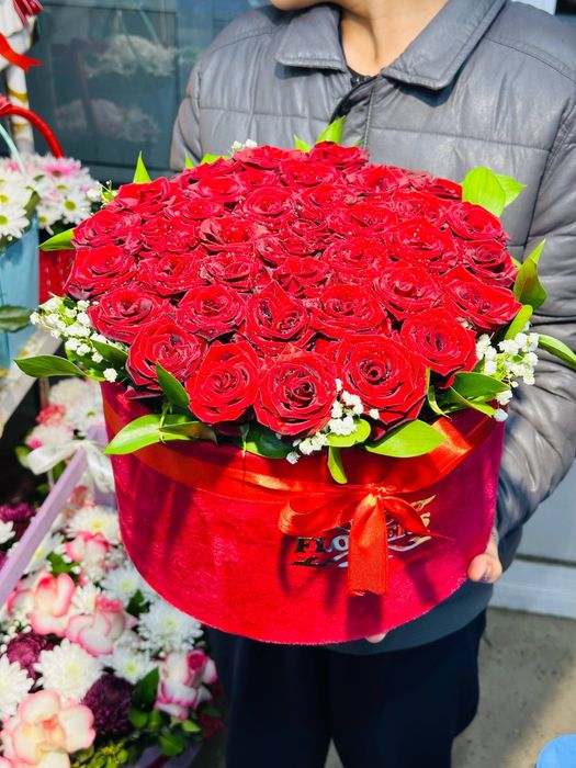 Savatli korzinkali gullar jivoy atirgul roziviy