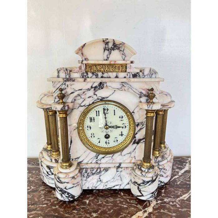 Ceas din marmură albă cu vene negricioase și coloane din bronz, H 32