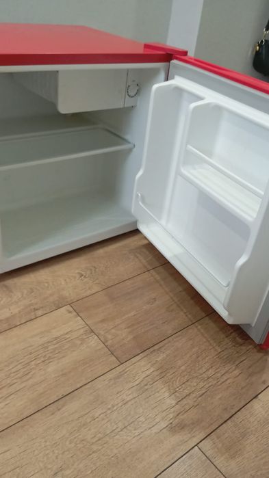 Красный мини-холодильник Midea компактный и тихий