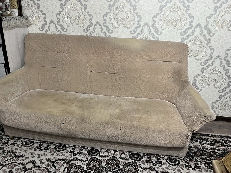 Диван отдаю почти даром
