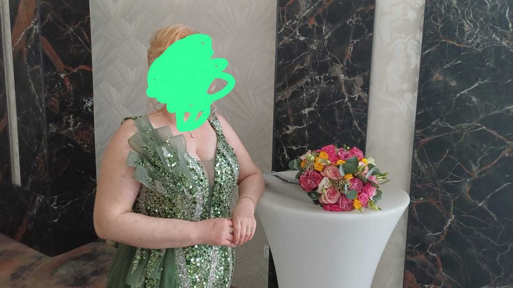 Vand rochie ocazie eleganta, verde smarald cu paiete argintii