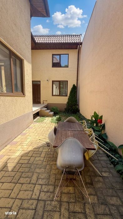 Casă individuală cu 4/5 locuri de parcare în Domenii