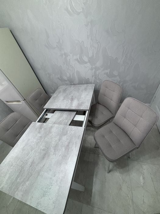 Кухонный стол и стулья