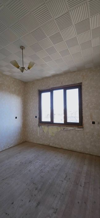 Едноетажна тухлена къща с голям двор в село Полски Сеновец
