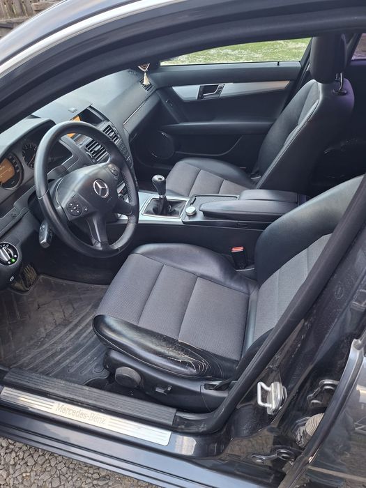 Mercedes-Benz C200 Kompressor Avantgarde | 184 CP | Navigație | Scaune Încălzite | Harman Kardon