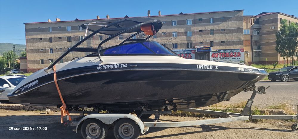 Kater Yamaha 242 Limited S, motor Yamaha F350
