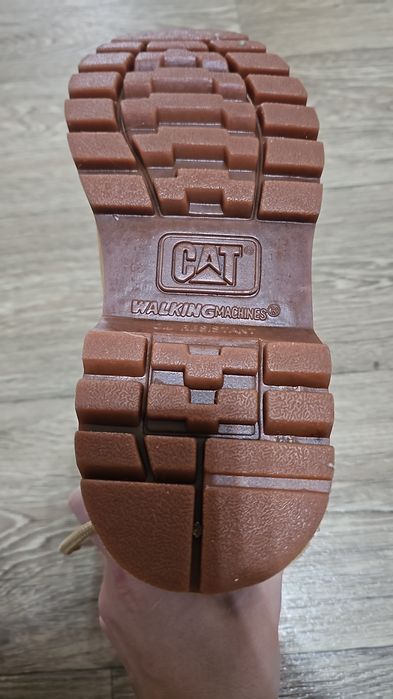 Продаю зимние боты Caterpillar