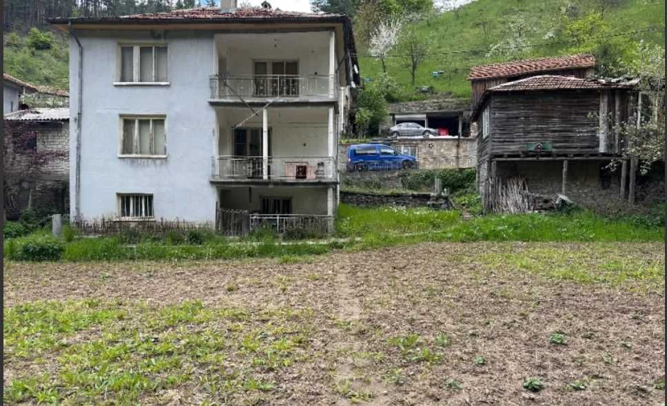 Триетажна къща в с. Лясково с гараж и работилница. отлична възможност!