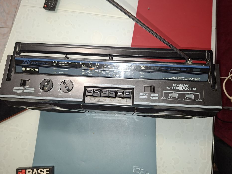Radiocasetofon  Hitachi 720E, radio 4 benzi (Antena Satelor), Japonia