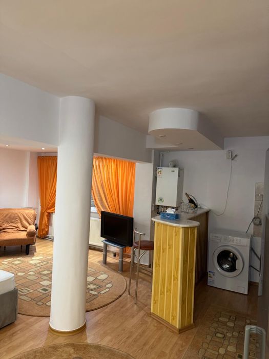 Închiriez garsoniera (43mp)