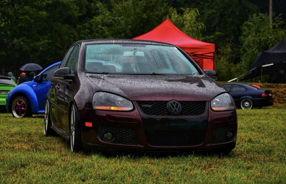 Se vinde Far stânga golf 5 GTI + grile proiectoare si central