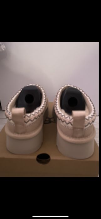 UGG noi Originale crem