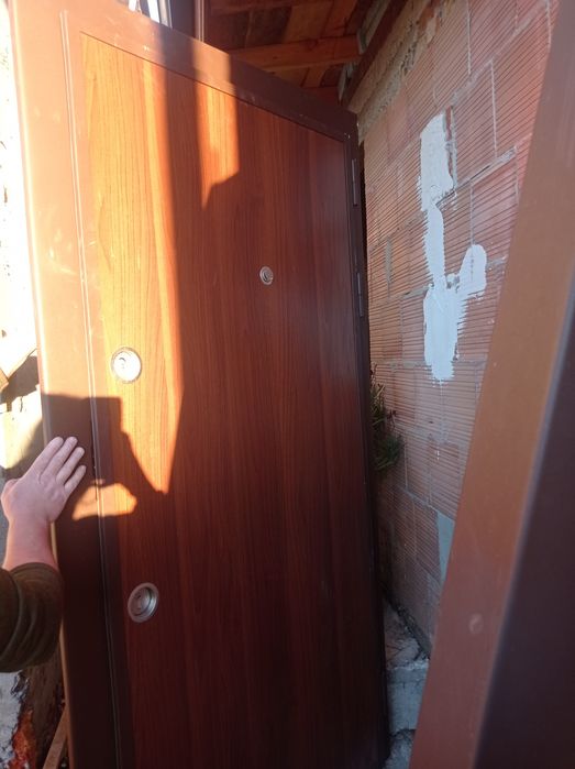 Нова блиндирана входна врата