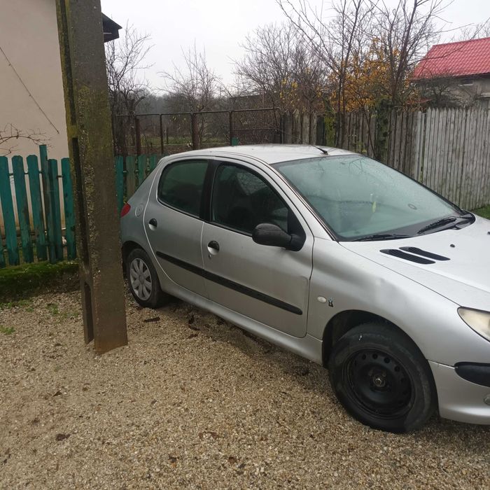 Peugeut 206  pentru piese.