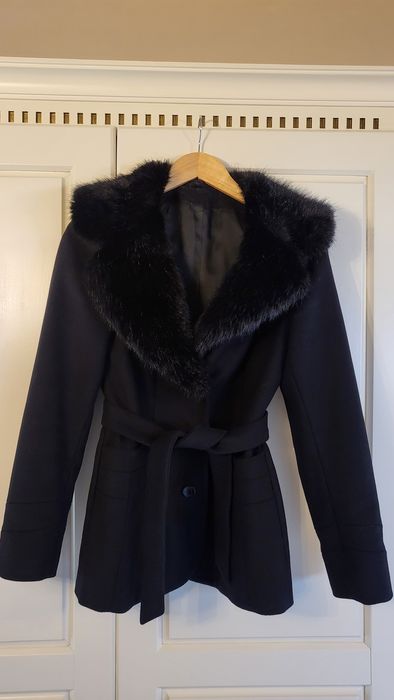 Palton lână, negru,scurt,mărimea 42 ,guler de blana,femei