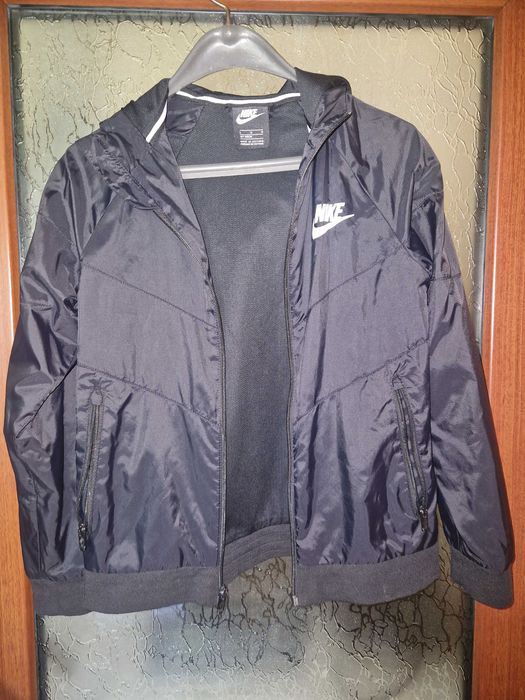 Дамско яке от марката Найк.