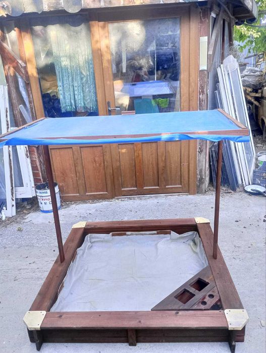 Дървен пясъчник с капак