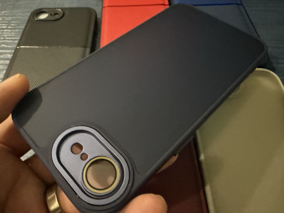 iPhone 16e различни гърбове