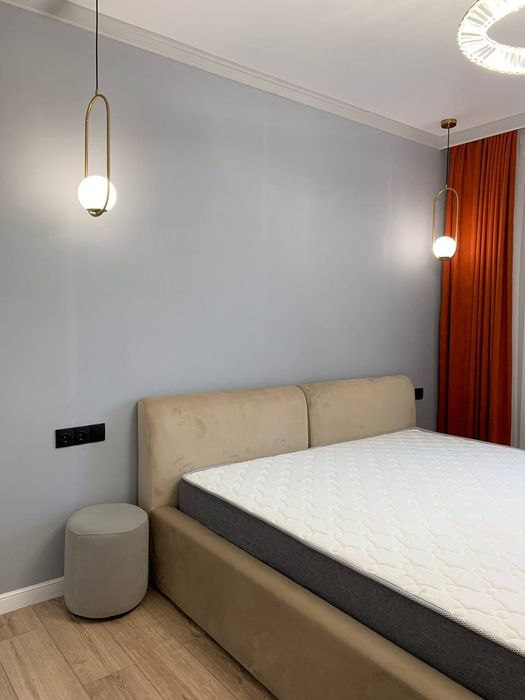 Двухспальная кровать с подъемным механизмом