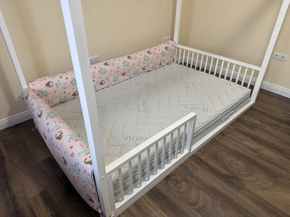 Pat tip Montessori casuta 200x140cm  Cu Saltea VitalCare cu două fețe de dormit