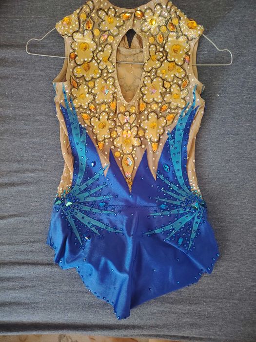 Продавам трика за художествена гимнастика + подарък уреди