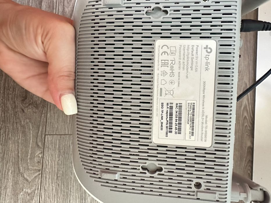 Модем tp-link белого цвета